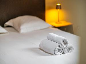 - 2 serviettes sur un lit dans une chambre d'hôtel dans l'établissement La suite Palais Ducal, à Nancy