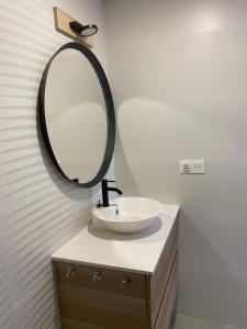La salle de bains est pourvue d'un lavabo et d'un miroir mural. dans l'établissement Glasshome, à La Vila Joiosa