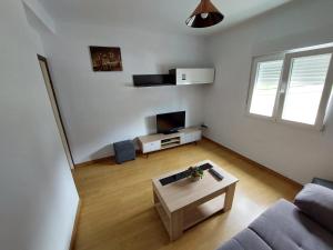 a living room with a couch and a coffee table at Apartamento parque las llamas in Santander