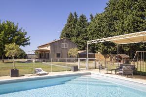 - une piscine dans une cour avec une maison dans l'établissement Maison Fontvieille, à Fontvieille