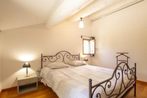 - une chambre avec un grand lit dans l'établissement Maison Fontvieille, à Fontvieille