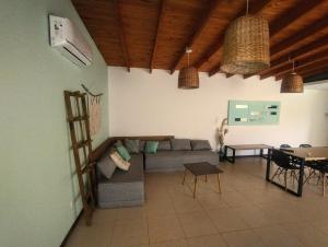 ein Wohnzimmer mit einem Sofa und einem Tisch in der Unterkunft Finca Los Sauces in Chilecito