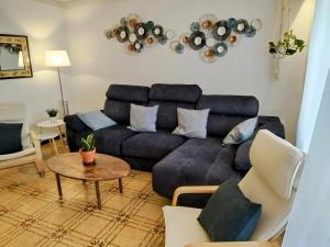 salon z kanapą i stołem w obiekcie Spacious family flat centrally located. w mieście Palamós
