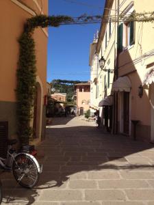 una bicicletta parcheggiata in una strada accanto a un edificio di Appartamento Porto Azzurro a Porto Azzurro