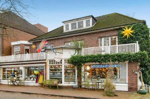un magasin situé sur le côté d'un bâtiment en briques dans l'établissement Ferienwohnung Olga Behrends, à Wiesmoor