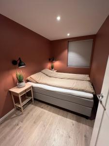 1 dormitorio con cama con espejo y mesa en Apartment at the edge of the forest en Vestfossen