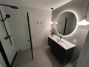 uma casa de banho com um lavatório e um espelho em Apartment at the edge of the forest em Vestfossen