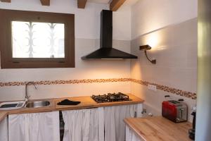 Una cocina o zona de cocina en Masia Casa Nova de n'Illa