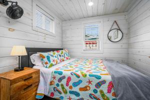 Un dormitorio con una cama y una mesa y una ventana. en 217 Old Wharf Road 1A Dennis Port Cape Cod Grey Pearl, en Dennis Port