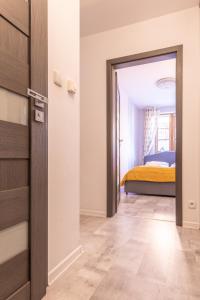 une chambre avec une porte menant à une chambre dans l'établissement RentPlanet - Apartamenty Leśny Dom, à Karpacz