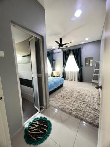 1 dormitorio con 1 cama y ventilador de techo en Homestay Murah SemiD, en Kampong Badak