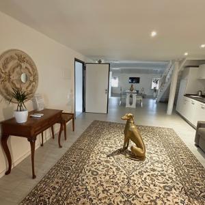 波代諾內的住宿－MANTICA CATTANEO APPARTAMENT，客厅里设有狗雕像,位于地毯上