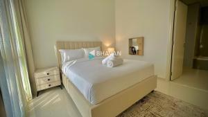 Postel nebo postele na pokoji v ubytování Calm Chaos 4 BR Villa with maid Room in Damac Hills 2 By Bhavan Vacation Homes