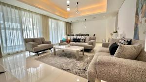 Posezení v ubytování Calm Chaos 4 BR Villa with maid Room in Damac Hills 2 By Bhavan Vacation Homes