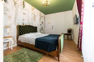 sypialnia z łóżkiem z zielonym zagłówkiem w obiekcie Casa Antiqua w Braszowie