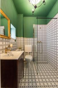 een badkamer met een toilet, een wastafel en een douche bij Casa Antiqua in Braşov