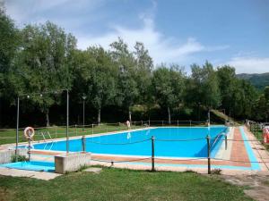 uma grande piscina azul num parque em Complejo Bubal Formigal 3000 em Búbal