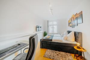 een woonkamer met een bed en een bureau bij 3R Premium Apartment - 2 Kingsize Betten, Arbeitsplatz, Küche, Balkon in Maagdenburg