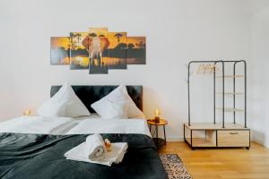 - une chambre avec 2 lits et une table dans l'établissement BlissPlace 3 Zi Premium Apartment nahe GETEC Arena mit Kingsize Betten und Balkon, à Magdebourg 11 autres photos