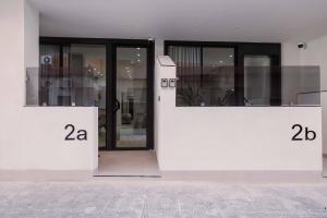 einen Eingang zu einem Gebäude mit zwei Nummern darauf in der Unterkunft Rincon De La Cruz in Caravaca de la Cruz