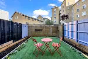 Piscina a Lovely 3 bedroom house in Limehouse with private parking and garden! o a prop