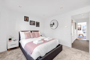 Llit o llits en una habitació de Lovely 3 bedroom house in Limehouse with private parking and garden!