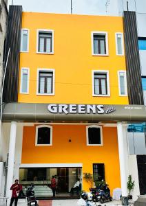 un edificio naranja con un cartel de Greenreens en él en GREENS ELITE, en Chennai