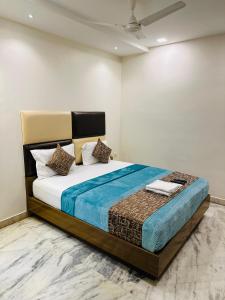 ein Schlafzimmer mit einem großen Bett in einem Zimmer in der Unterkunft GREENS ELITE in Chennai