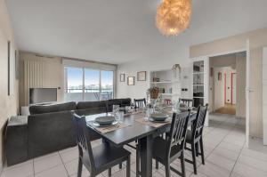 a dining room and living room with a table and chairs at Rio L'Aïga - Superbe terrasse sur Garonne in Toulouse +14 photos