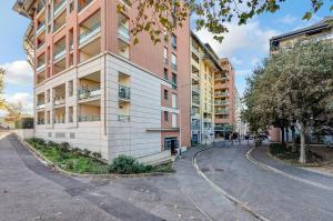 un edificio de apartamentos al lado de una calle en Rio L'Aïga - Superbe terrasse sur Garonne, en Toulouse