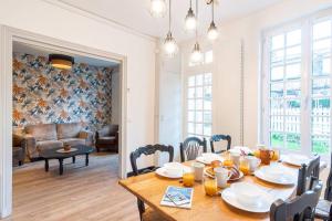 a dining room with a table and chairs and a living room at Le Puits d'Etretat-Belle maison in Étretat