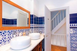 エトルタにあるLe Puits d'Etretat-Belle maisonの青と白のバスルーム(シンク、鏡付) +36枚の写真