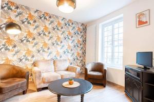 a living room with a couch and a table at Le Puits d'Etretat-Belle maison in Étretat