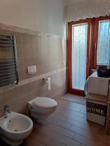 a bathroom with a toilet and a sink at Appartamento turistico Olivella in Formia
