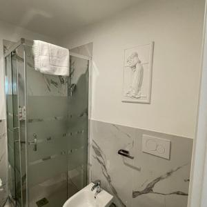 波代諾內的住宿－MANTICA CATTANEO APPARTAMENT，带淋浴、卫生间和盥洗盆的浴室