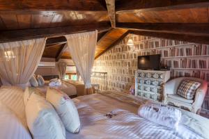 Ένα ή περισσότερα κρεβάτια σε δωμάτιο στο Rock Dandy Deluxe Chalet in Arachova - Delphi, Sauna, Prv Parking, Amazing View