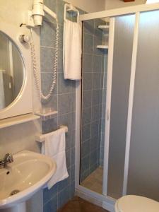 ランペドゥーザにあるカーゼ ヴァカンセ イェリマーのバスルーム(シャワー、シンク付)