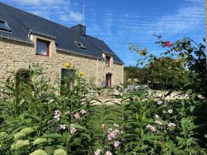 Fotografia z galérie ubytovania Maison en campagne pour 8 personnes région auray v destinácii Landaul