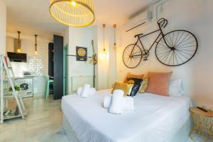 セビリアにあるDos de Mayo Loft by Valcambreのベッドルーム1室(壁に自転車を掛けたベッド1台付)