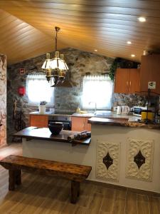 uma cozinha com uma mesa e um banco em Casas do Lobo em Tarouca
