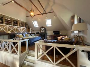 a large living room with a vaulted ceiling at Plompeblad Suite Giethoorn in Giethoorn