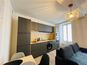 Kuchyň nebo kuchyňský kout v ubytování Appartement avec cour privée