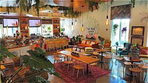 Reštaurácia alebo iné gastronomické zariadenie v ubytovaní 5 Star Resort 6th fl 2BR 2 BATH King Suite Shuttle Pools, restaurants & more