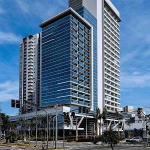 un edificio alto con muchas ventanas en Apartamento 1106 em condomínio de alto padrão en Guarulhos