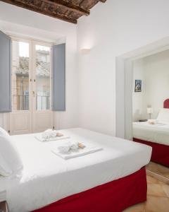 een slaapkamer met 2 bedden en een raam bij Suites Campo de' Fiori - Zen Real Estate in Rome