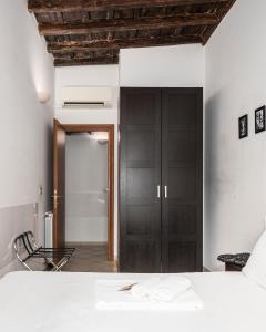 - une chambre avec un lit et un plafond en bois dans l'établissement Suites Campo de' Fiori - Zen Real Estate, à Rome
