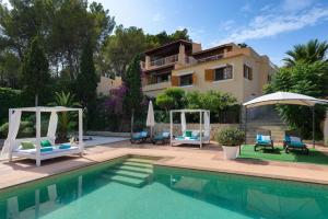 une villa avec une piscine et une maison dans l'établissement Delightful Ibiza Villa - Spectacular Mountain Views - Villa Jasmine - 4 Bedrooms - Ibiza Town, à Sant Rafael de Sa Creu