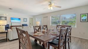 - une salle à manger et un salon avec une table et des chaises dans l'établissement The Palms Cottage - 325, à Siesta Key