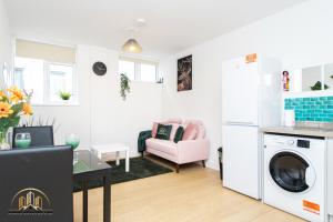 a kitchen and living room with a washer and dryer at Persephone Apartment - The Goddess of Town in Southampton