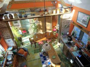 een bovenaanzicht van een kamer met een tafel en stoelen bij Ecuries de Coqueretaumont in Varengeville-sur-Mer